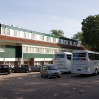 Touringcars op de parkeerplaats van Hotel Gaasterland